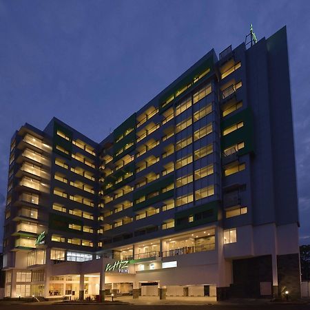 Whiz Prime Hotel Megamas Manado Dış mekan fotoğraf