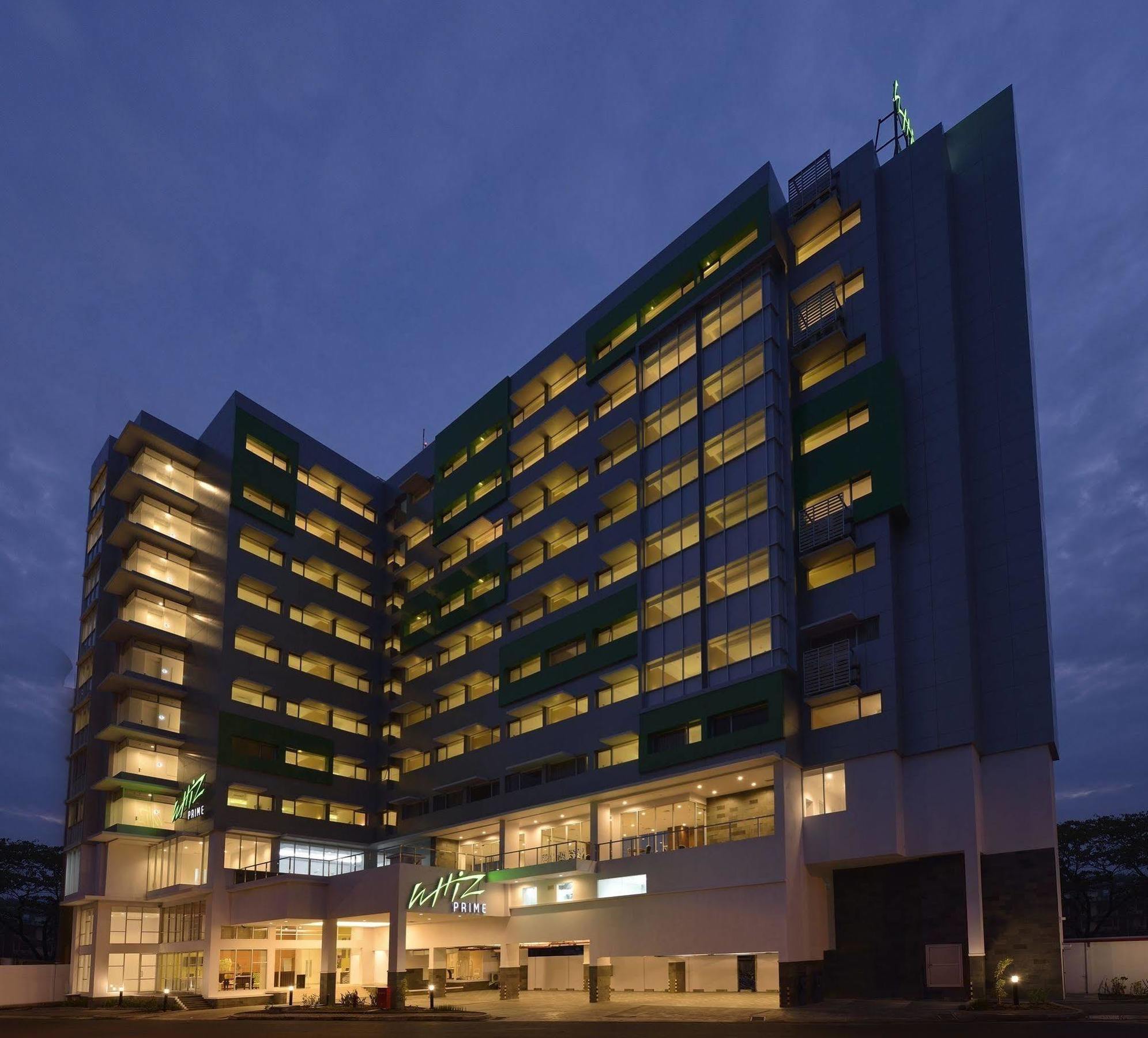 Whiz Prime Hotel Megamas Manado Dış mekan fotoğraf