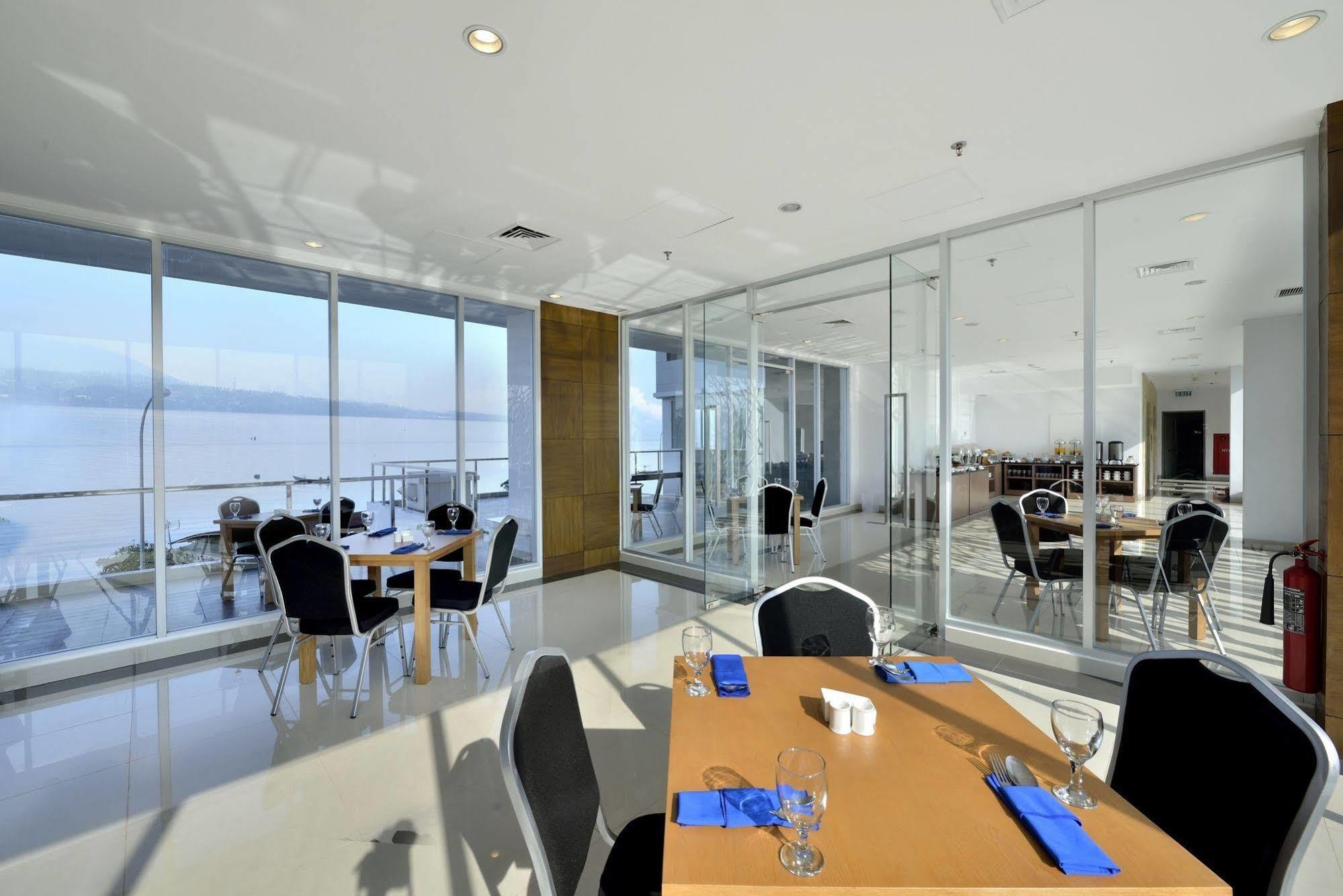 Whiz Prime Hotel Megamas Manado Dış mekan fotoğraf