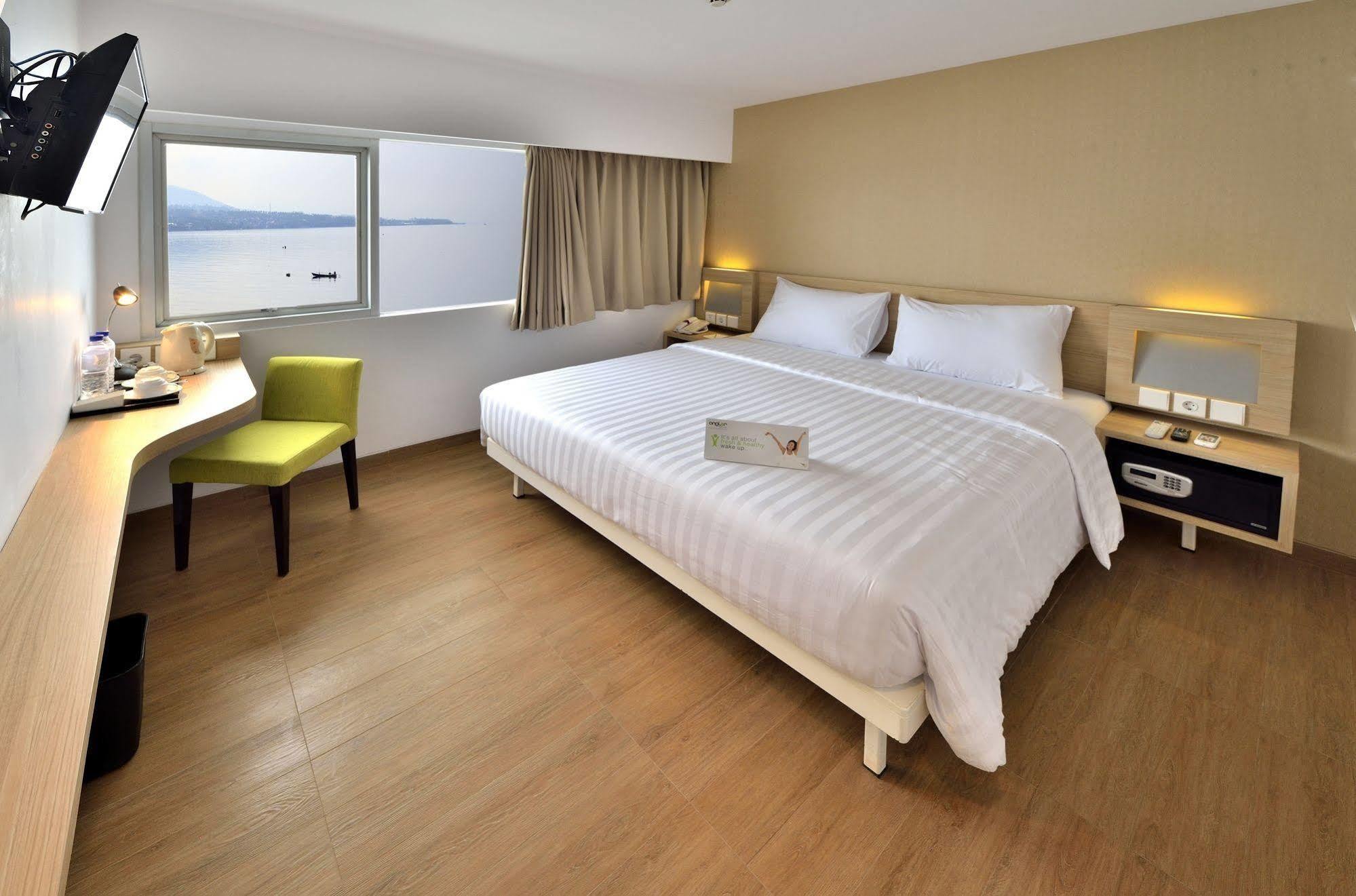 Whiz Prime Hotel Megamas Manado Dış mekan fotoğraf