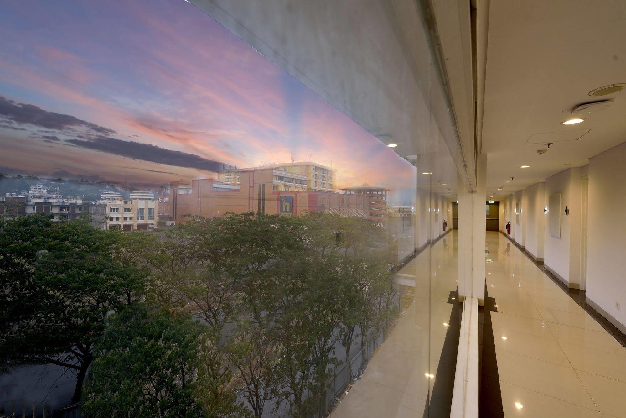 Whiz Prime Hotel Megamas Manado Dış mekan fotoğraf