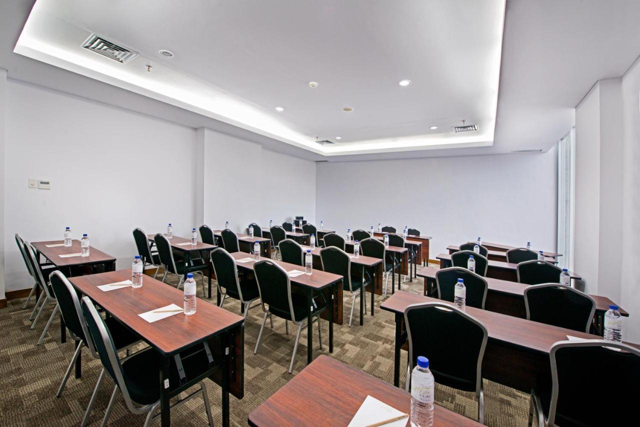Whiz Prime Hotel Megamas Manado Dış mekan fotoğraf