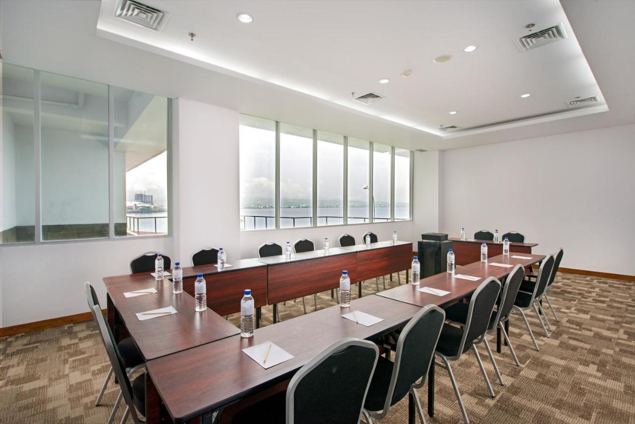 Whiz Prime Hotel Megamas Manado Dış mekan fotoğraf