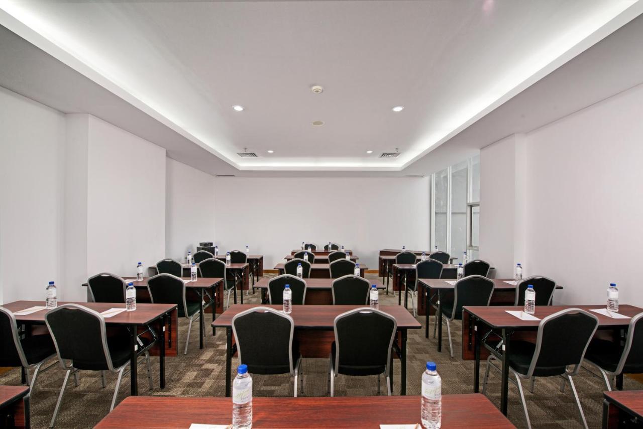Whiz Prime Hotel Megamas Manado Dış mekan fotoğraf